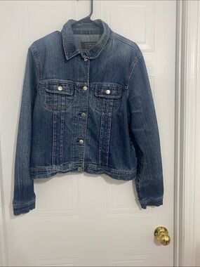 Lois distressed women’s cropped denim jean jacket size large.